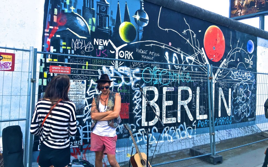 Jóvenes delante de la pared de Berlín - Verano en Europa