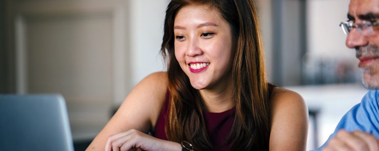 Estudiante asiática está sonriendo - familia anfitriona