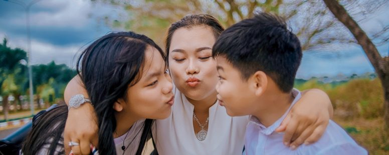 Beso familiar asiático - familia anfitriona