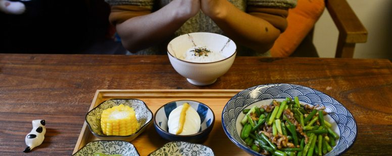 Preparación antes de comer comida asiática - familia anfitriona