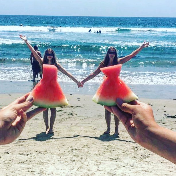 Estudiantes en la playa en el muelle de Santa Mónica en California