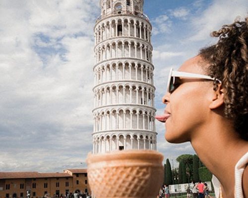 Estudiantes de intercambio en Italia frente a la Torre de Pisa