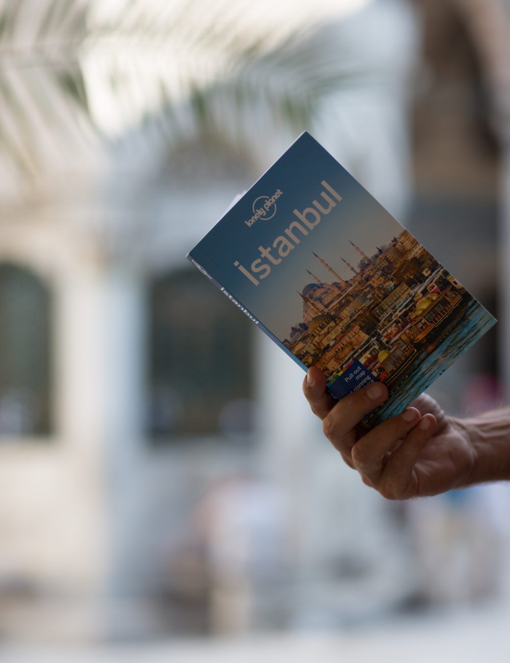 Libro Lonely Planet Estanbul en la mano
